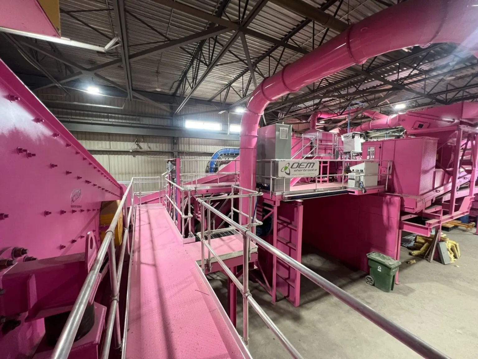 Passerelle et plateformes du centre de tri, gaines de dépoussiérage peintes en rose