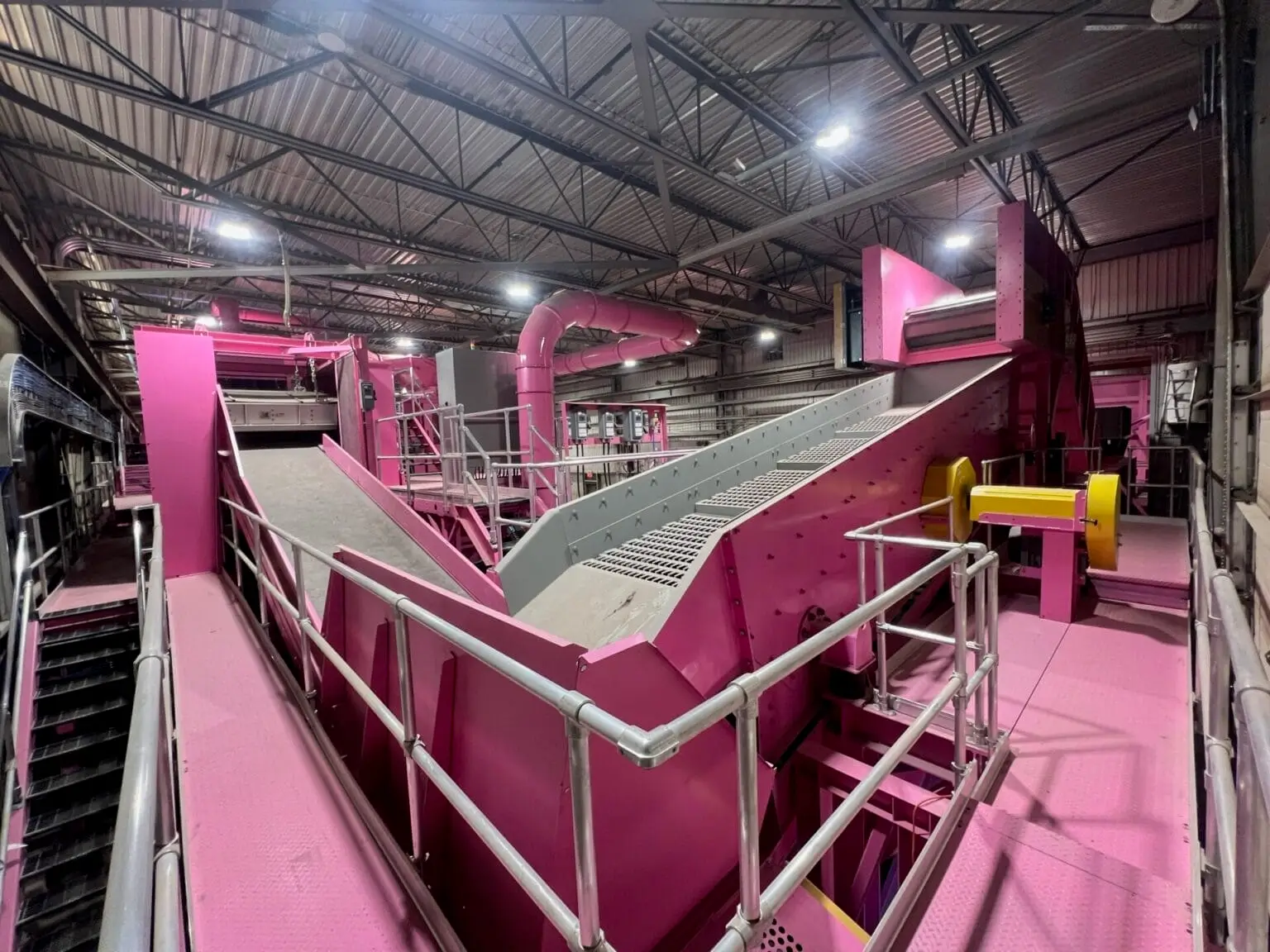 Crible du centre de tri, plateformes et garde-corps, machinerie peinte en rose